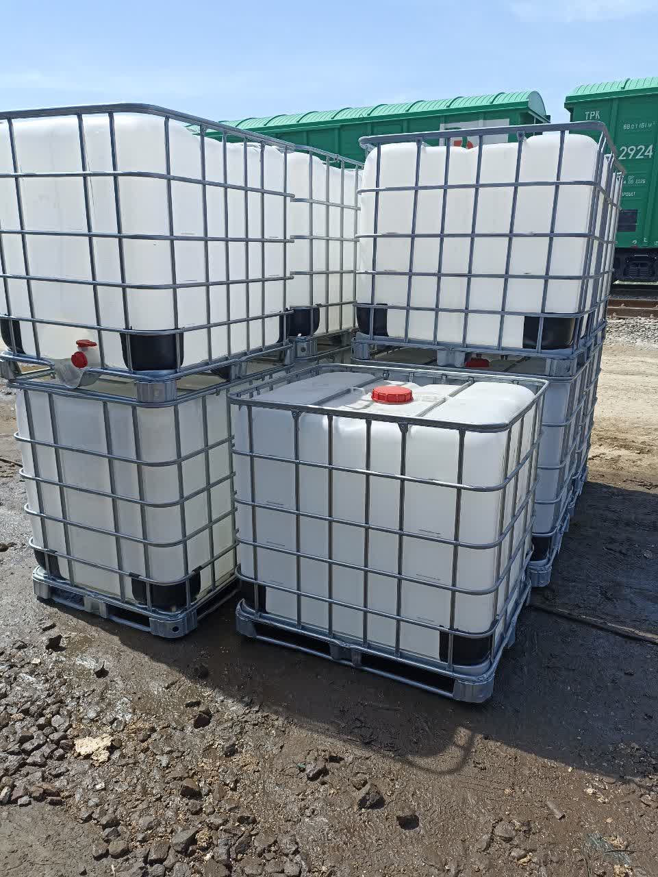 Stacked 1,000L IBC totes ready for export from UAE yard